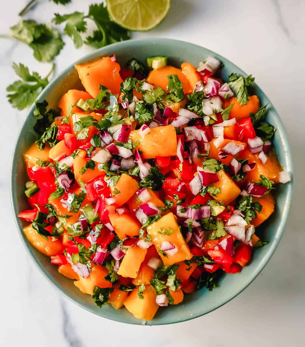 How to make the best mango salsa. Homemade Fresh Mango Salsa with ripe mango, red peppers, cilantro, red onion, jalapeno, lime juice, salt, and a touch of honey. The freshest and best mango salsa recipe!