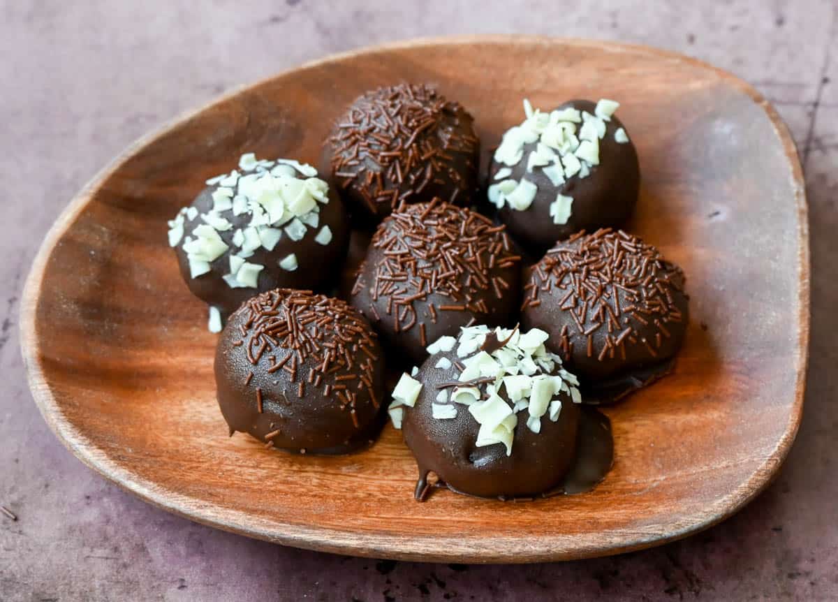 Rich and creamy Oreo cake pops with a smooth chocolate coating. An easy homemade Oreo chocolate truffle with only 4 ingredients! The BEST Oreo balls recipe.