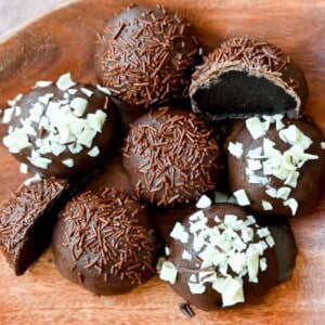 Rich and creamy Oreo cake pops with a smooth chocolate coating. An easy homemade Oreo chocolate truffle with only 4 ingredients! The BEST Oreo balls recipe.