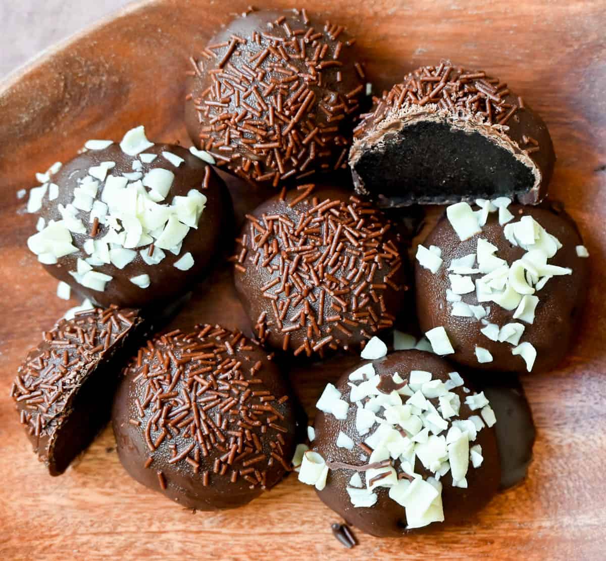 Rich and creamy Oreo cake pops with a smooth chocolate coating. An easy homemade Oreo chocolate truffle with only 4 ingredients! The BEST Oreo balls recipe.