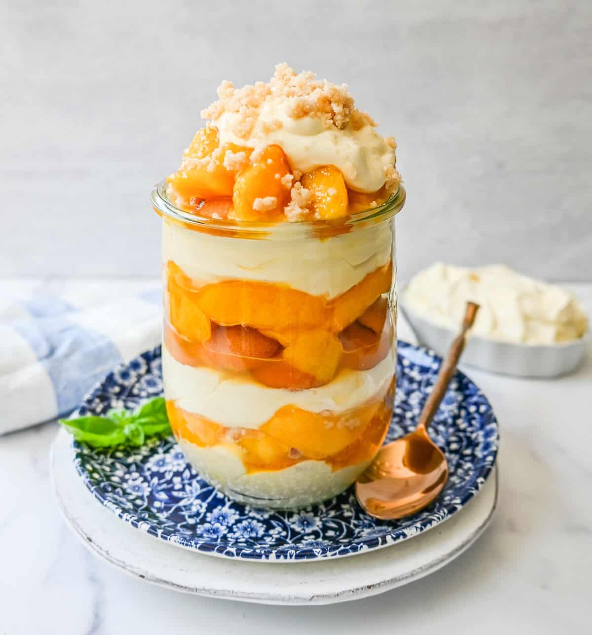 This summer dessert is made with fresh peaches in a creamy vanilla pudding and whipped cream with Nilla wafers and a buttery crumble topping. This Magnolia Bakery Peach Crisp Pudding will be your favorite no-bake summer dessert recipe. This peach trifle is like banana pudding but even better!