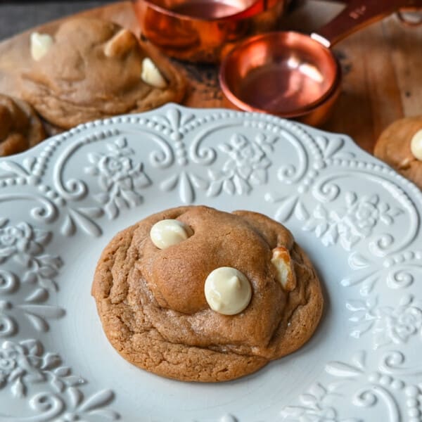 Spice White Chocolate Cookies. This Fall warm spiced cookie with white chocolate chips just screams Fall flavors. The warm spiced cookie made with cinnamon, ginger, nutmeg, and cloves pairs perfectly with decadent white chocolate.