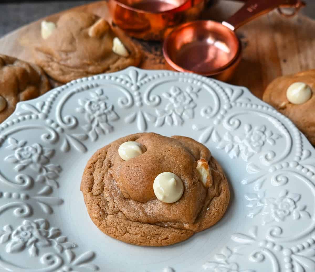 Spice White Chocolate Cookies. This Fall warm spiced cookie with white chocolate chips just screams Fall flavors. The warm spiced cookie made with cinnamon, ginger, nutmeg, and cloves pairs perfectly with decadent white chocolate.