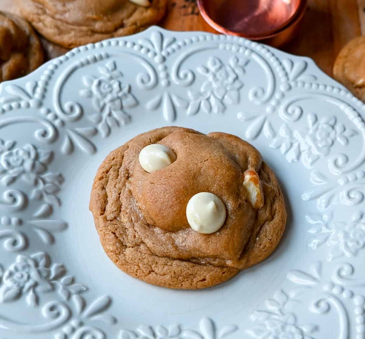 Spice White Chocolate Cookies. This Fall warm spiced cookie with white chocolate chips just screams Fall flavors. The warm spiced cookie made with cinnamon, ginger, nutmeg, and cloves pairs perfectly with decadent white chocolate.