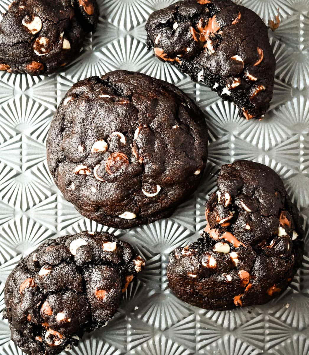 This Levain Bakery Black and White Cookie is a soft, thick, and chewy dark chocolate cookie with white chocolate and milk chocolate chips. It is a bakery-style triple chocolate chip cookie recipe for chocolate lovers!