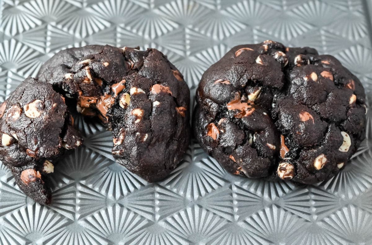 This Levain Bakery Black and White Cookie is a soft, thick, and chewy dark chocolate cookie with white chocolate and milk chocolate chips. It is a bakery-style triple chocolate chip cookie recipe for chocolate lovers!