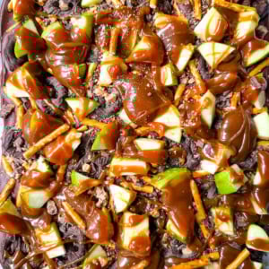 This Caramel Apple Bark is an easy no-bake Fall treat and made with fresh apples, buttery caramel, crunchy pretzels, and rich chocolate. This quick and easy Fall dessert is absolutely delicious and a crowd favorite!