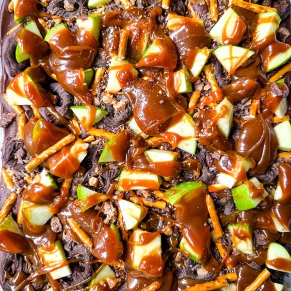 This Caramel Apple Bark is an easy no-bake Fall treat and made with fresh apples, buttery caramel, crunchy pretzels, and rich chocolate. This quick and easy Fall dessert is absolutely delicious and a crowd favorite!
