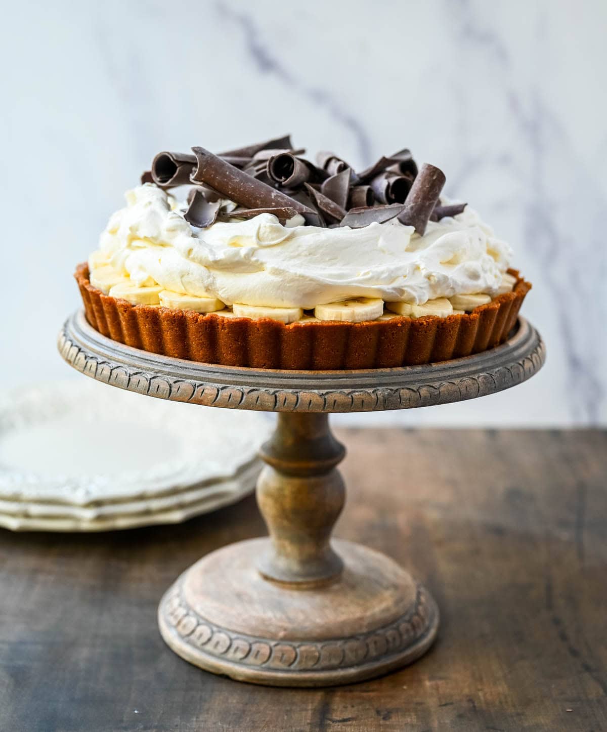 This classic banoffee pie is a no-bake dessert made with a buttery graham cracker or Biscoff cookie crust, rich toffee caramel, fresh bananas, and fluffy whipped cream. It’s a holiday dessert that delivers big flavor with no oven and minimal prep.