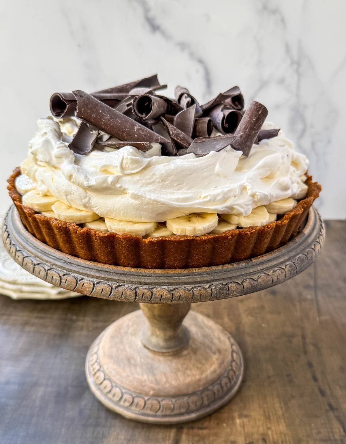 This classic banoffee pie is a no-bake dessert made with a buttery graham cracker or Biscoff cookie crust, rich toffee caramel, fresh bananas, and fluffy whipped cream. It’s a holiday dessert that delivers big flavor with no oven and minimal prep.