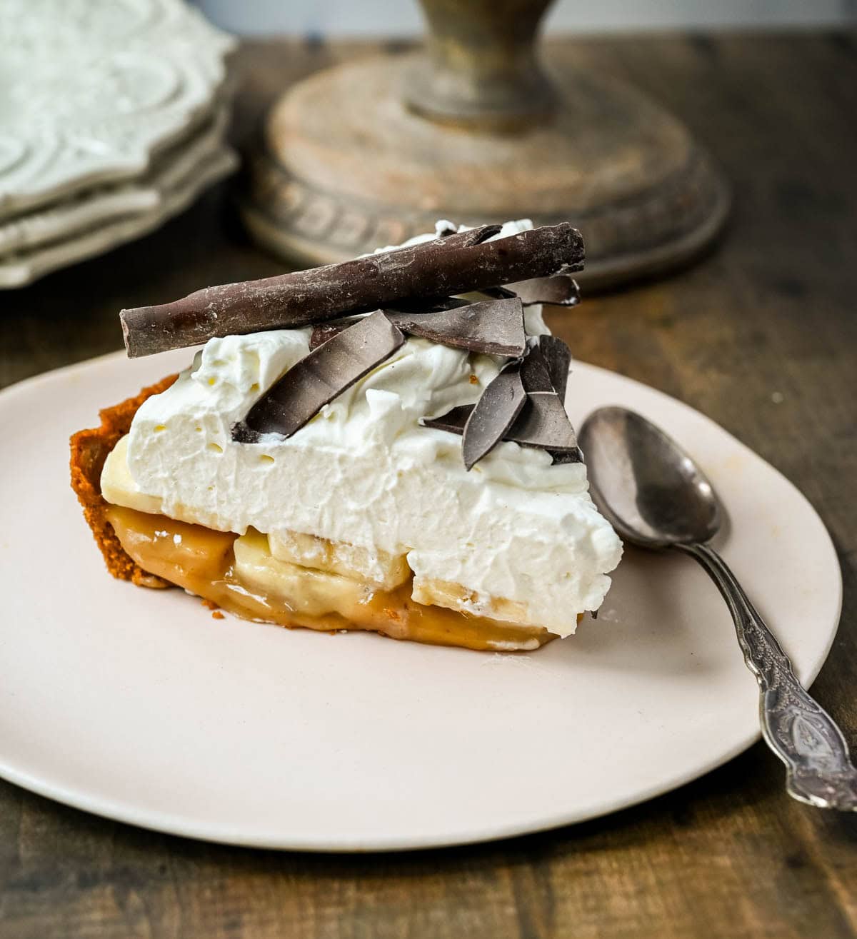 This classic banoffee pie is a no-bake dessert made with a buttery graham cracker or Biscoff cookie crust, rich toffee caramel, fresh bananas, and fluffy whipped cream. It’s a holiday dessert that delivers big flavor with no oven and minimal prep.