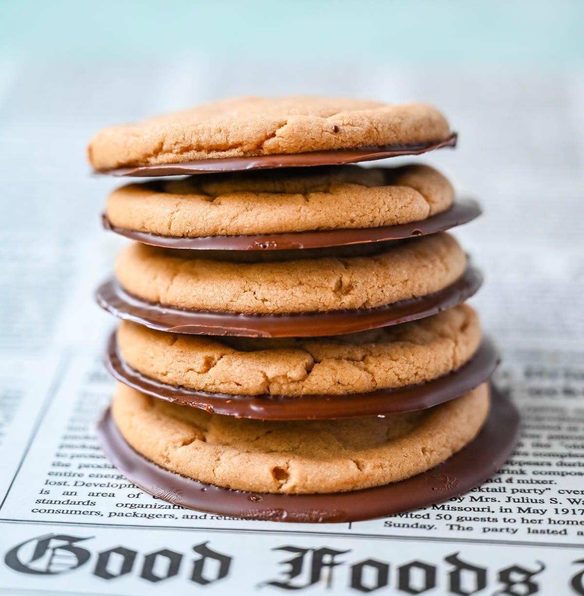 If you love the classic combo of peanut butter and chocolate, these Chocolate Bottom Peanut Butter Cookies are about to become your new favorite treat. These soft peanut butter cookies have crisp edges, chewy centers, and a smooth chocolate-coated bottom that adds the perfect rich finish.