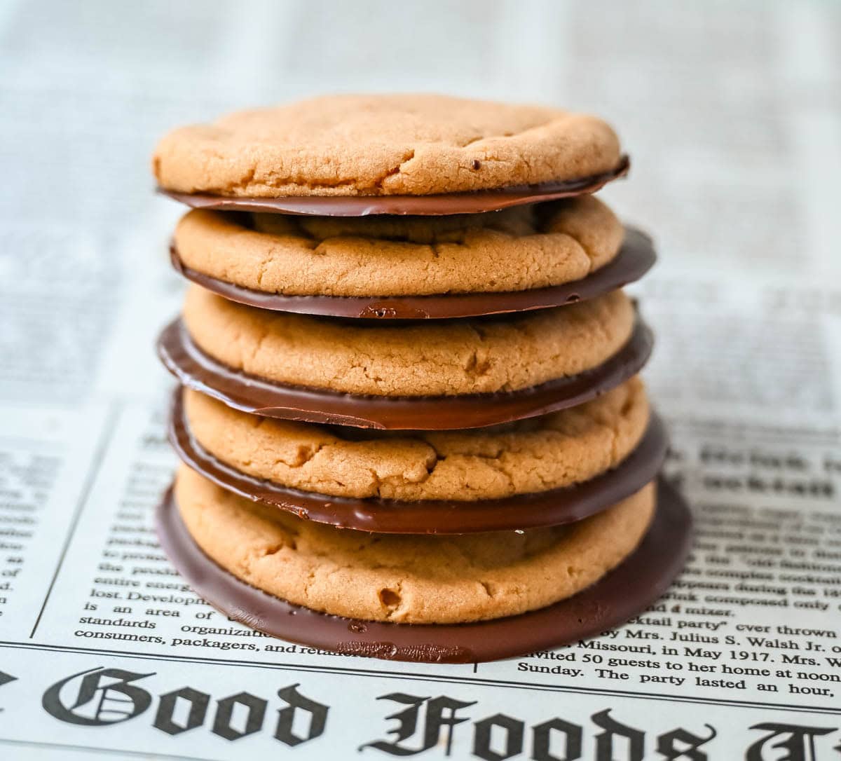 If you love the classic combo of peanut butter and chocolate, these Chocolate Bottom Peanut Butter Cookies are about to become your new favorite treat. These soft peanut butter cookies have crisp edges, chewy centers, and a smooth chocolate-coated bottom that adds the perfect rich finish.