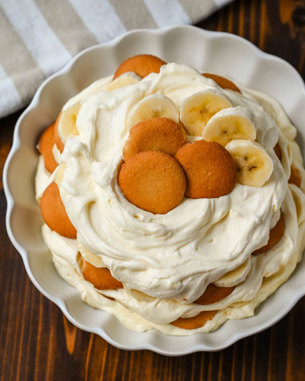 This Magnolia Bakery banana pudding recipe is a creamy, no-bake dessert made with layers of vanilla pudding, fresh bananas, and soft vanilla wafers. It’s light, fluffy, and perfectly sweet, with a texture that gets even better as it chills. If you’re looking for the best banana pudding recipe with condensed milk, this easy copycat version delivers that classic bakery flavor at home.