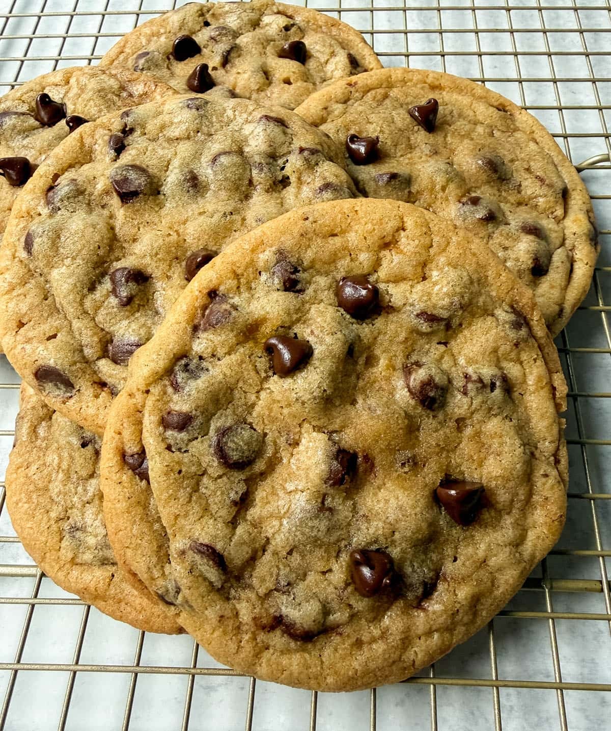 A close-up of Mrs.Fields chocolate chip cookie copycat recipe. Chocolate chip cookie with semi-sweet chocolate chips.